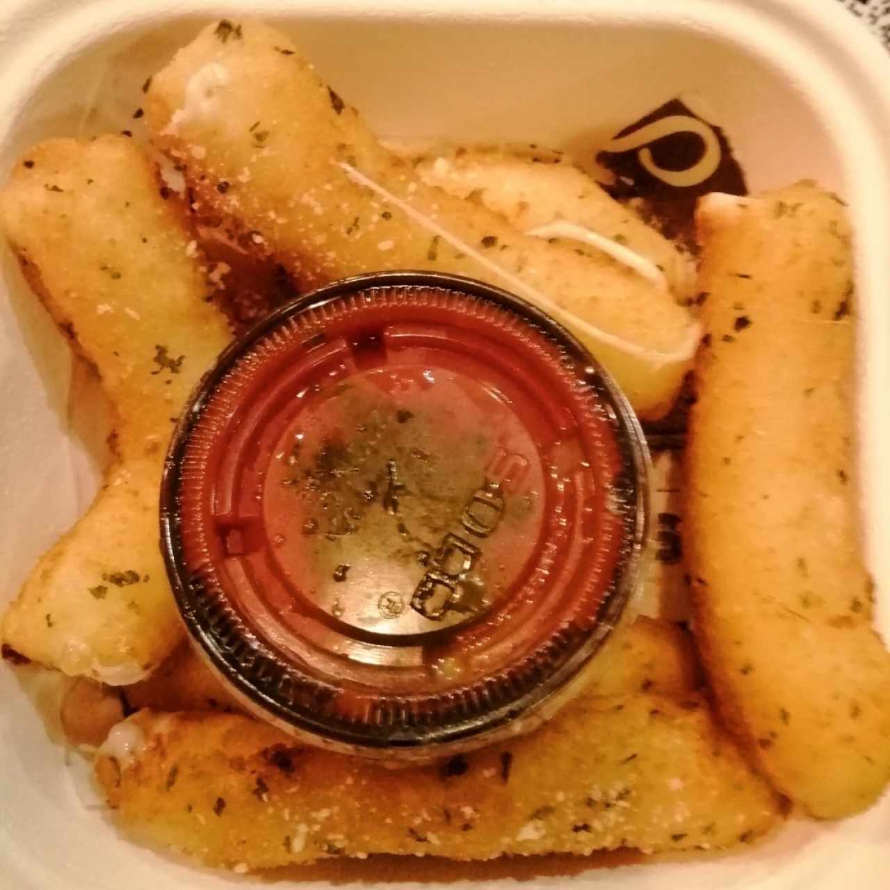 Mozarella stick y salsa marinara