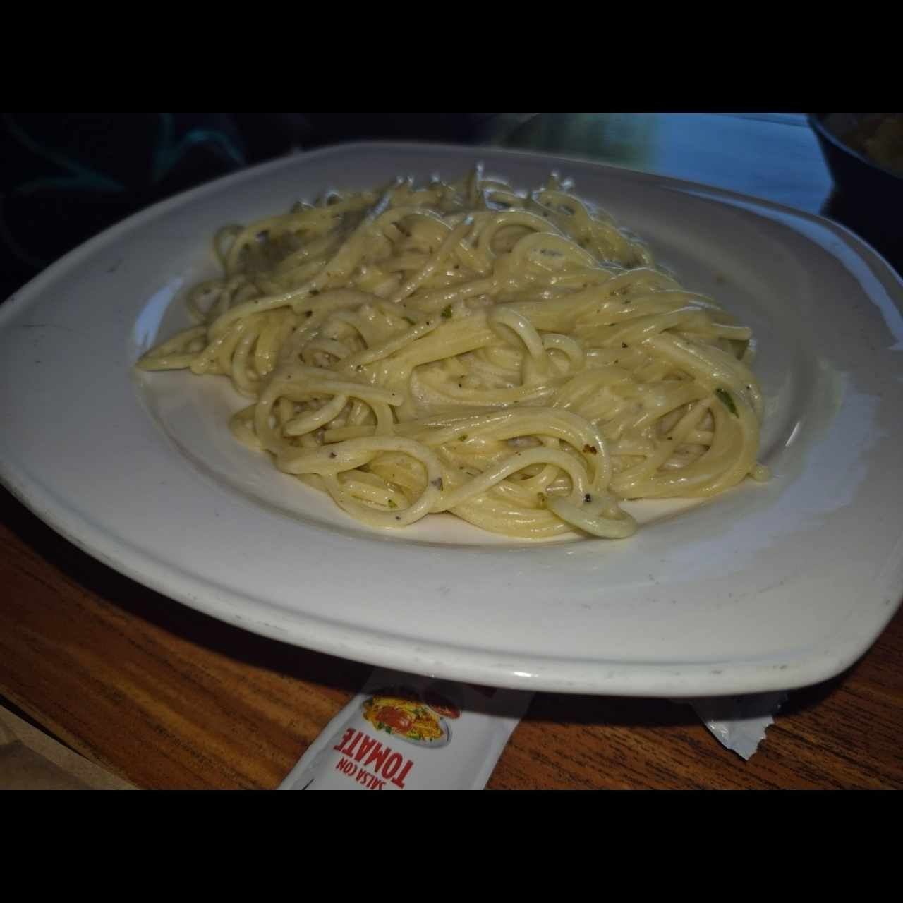 Spaghetti con pollo en salsa Alfredo
