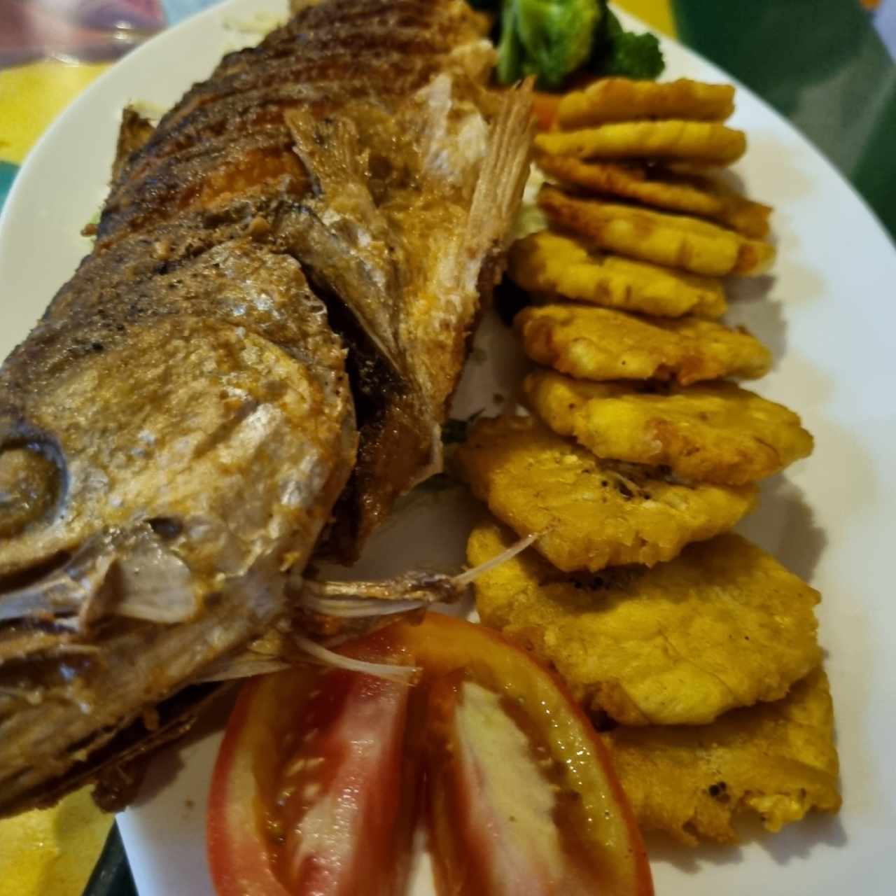 Pescado frito con patacones 