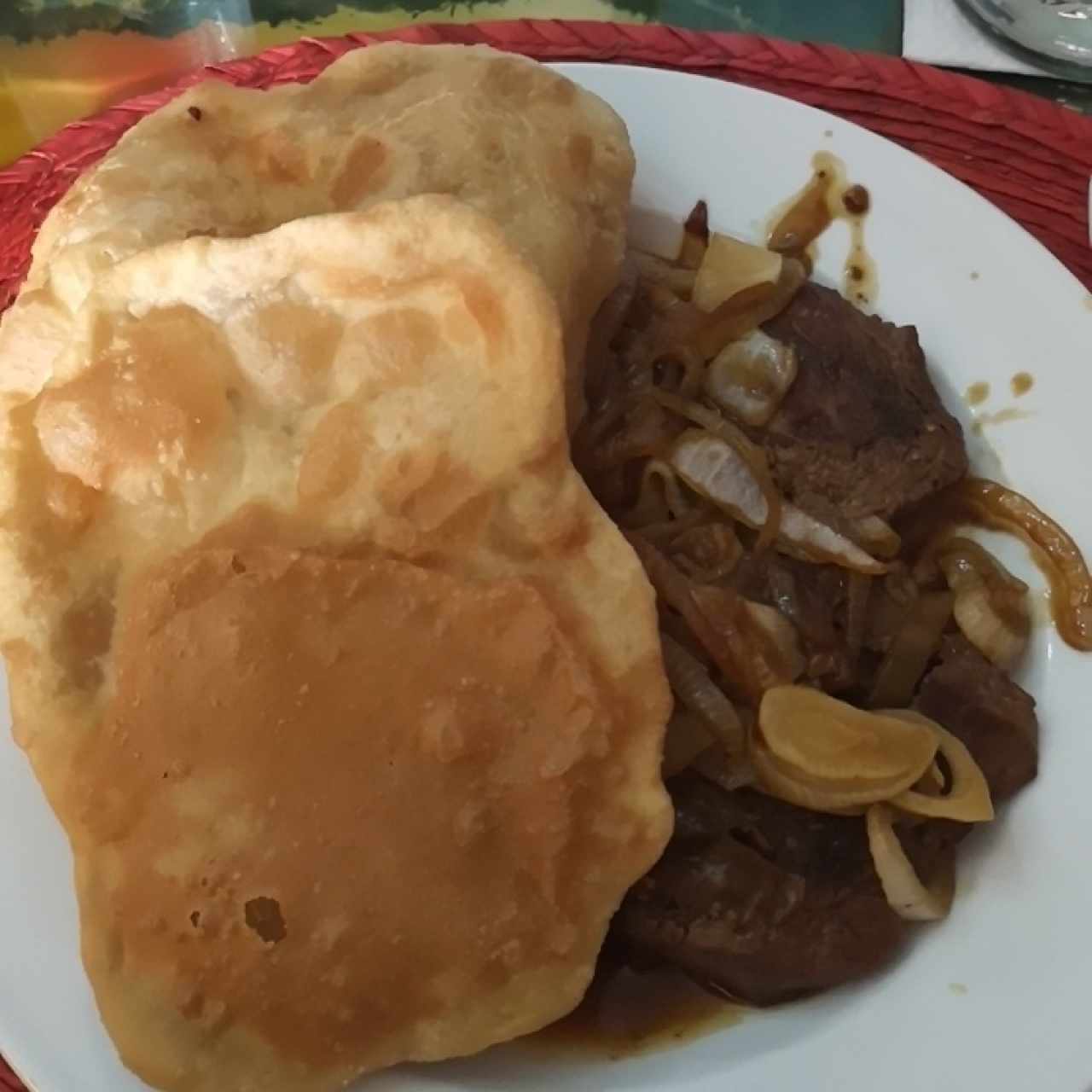 bistec de carne encebollado