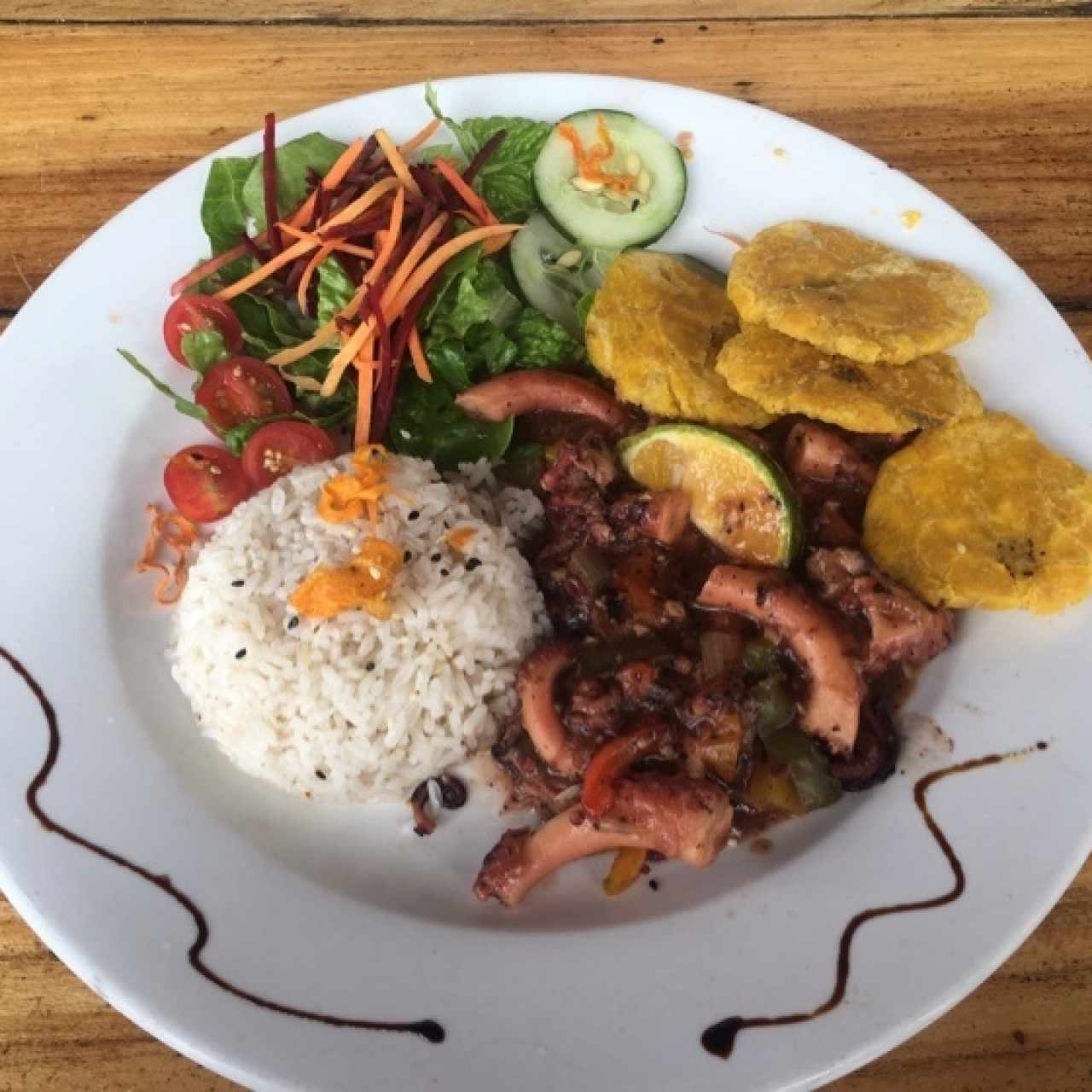 Pulpo criollo, arroz con coco y patacones