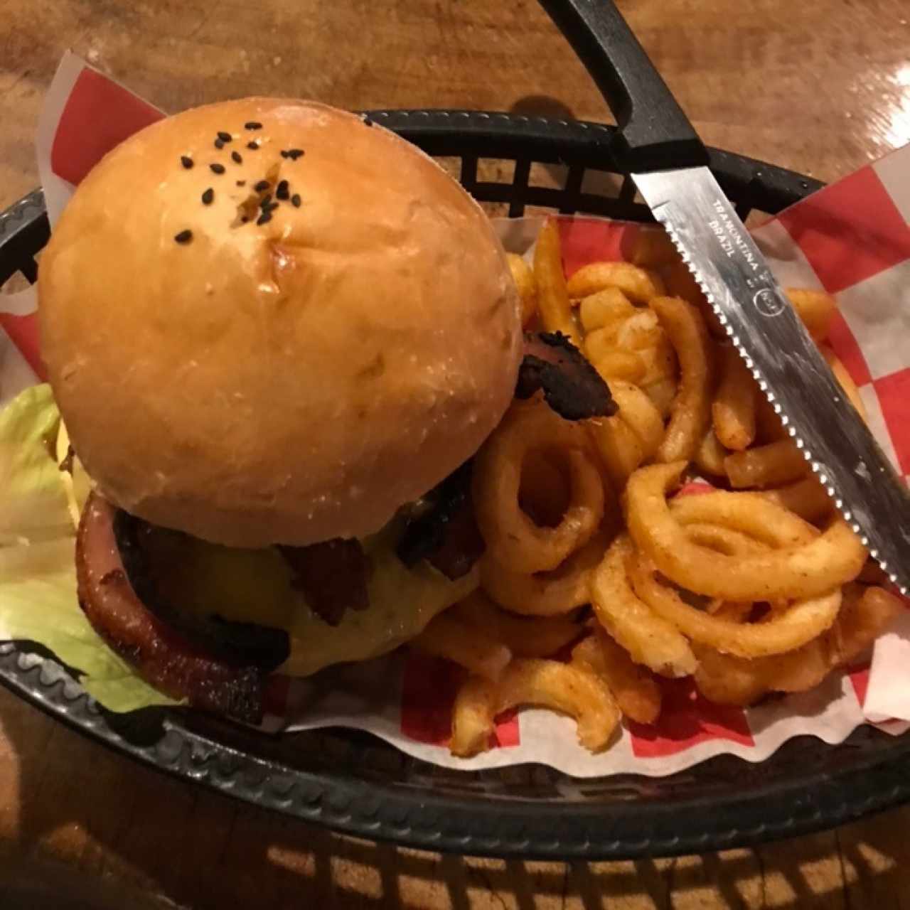 Onion Ring Burger con Papitas