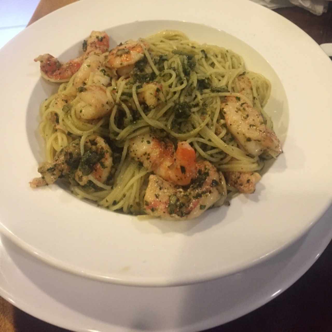 Espaguettis al pesto con camarones