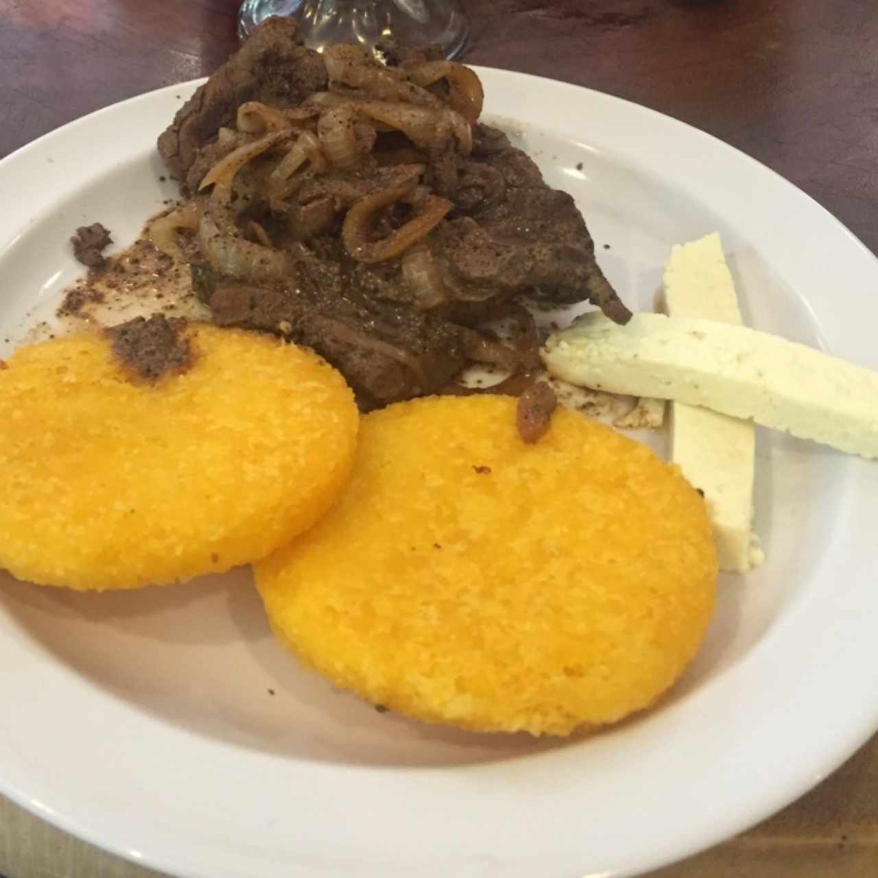 bistec encebollado con tortillas y queso