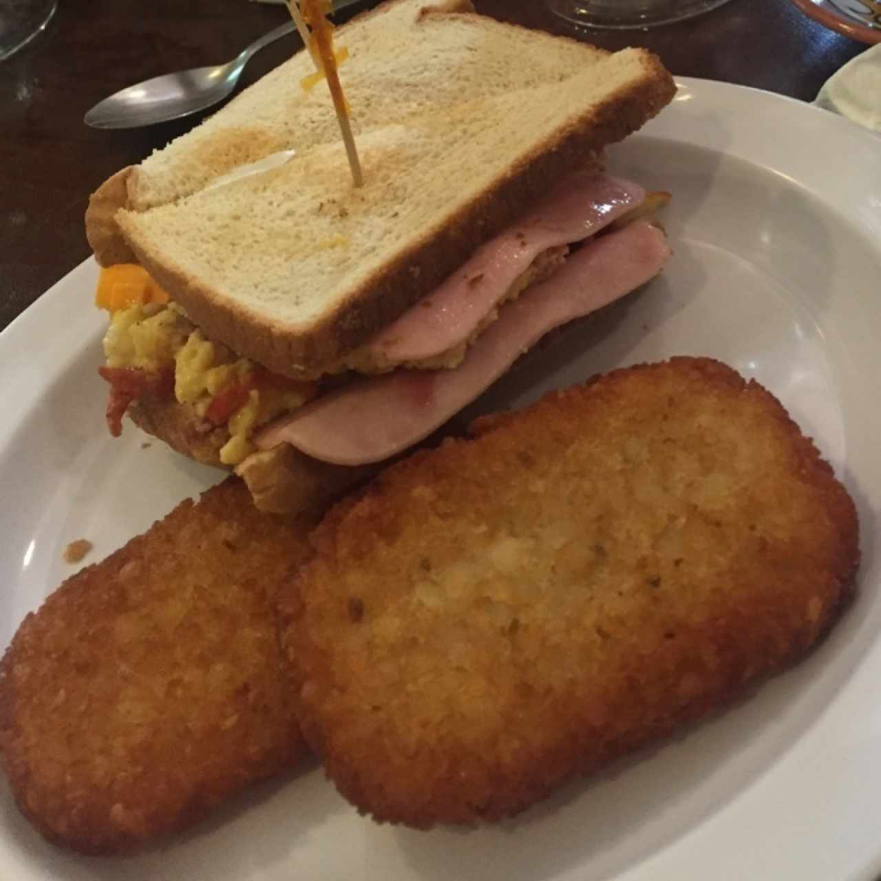 Emparedado de omellete con jamon y papas rayadas