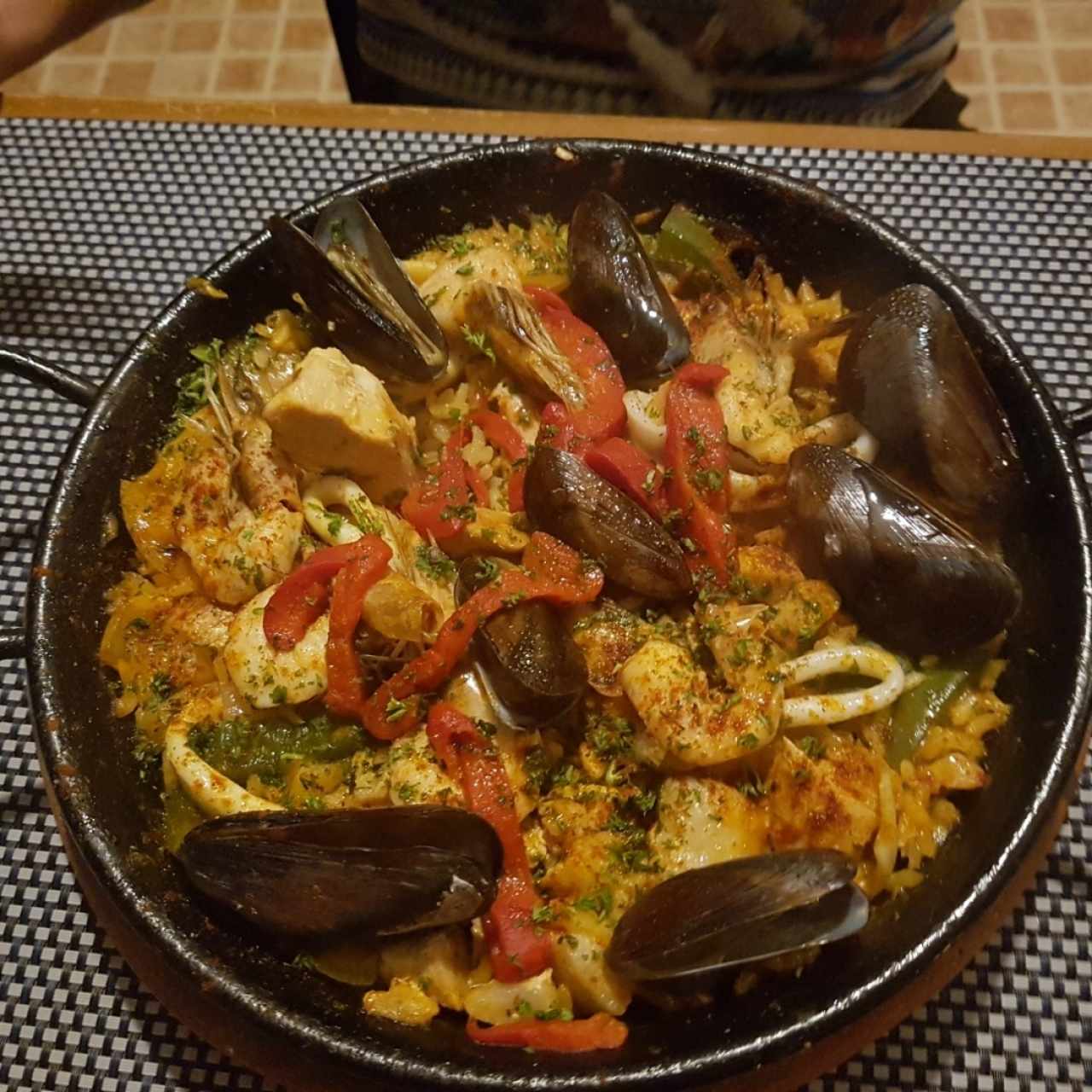 Paella mixta