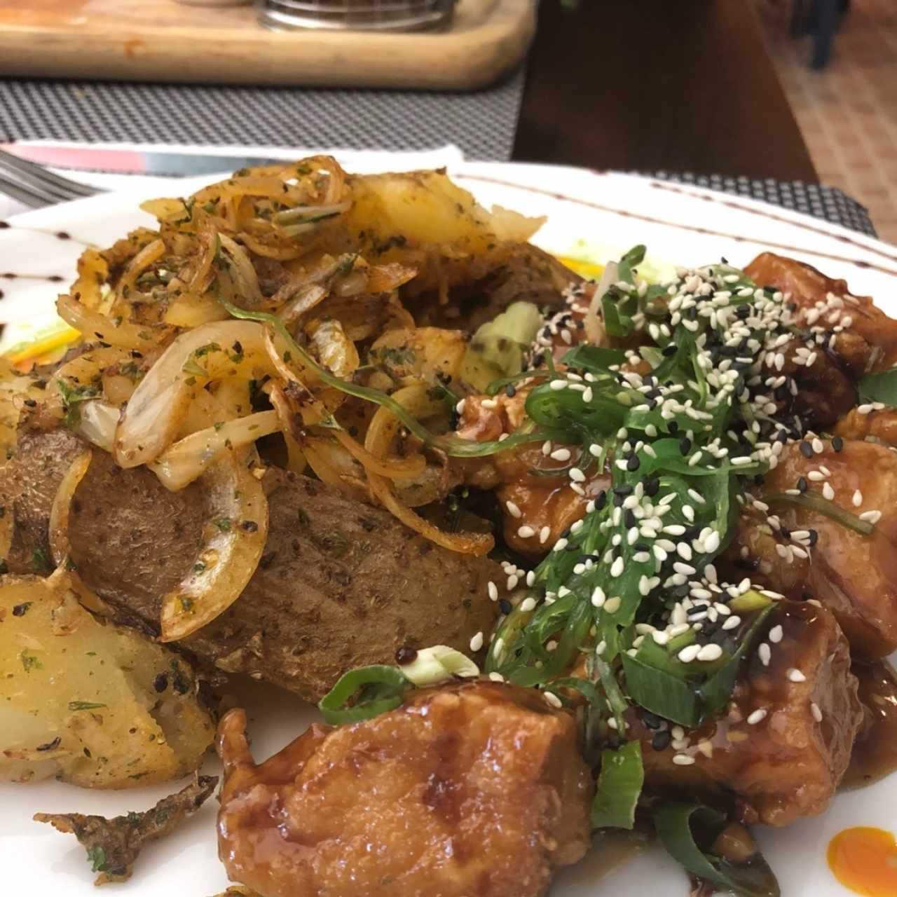 Pollo teriyaki y papas.