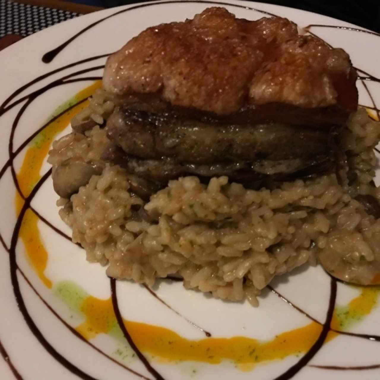 panza con chicharron y risotto de hongos