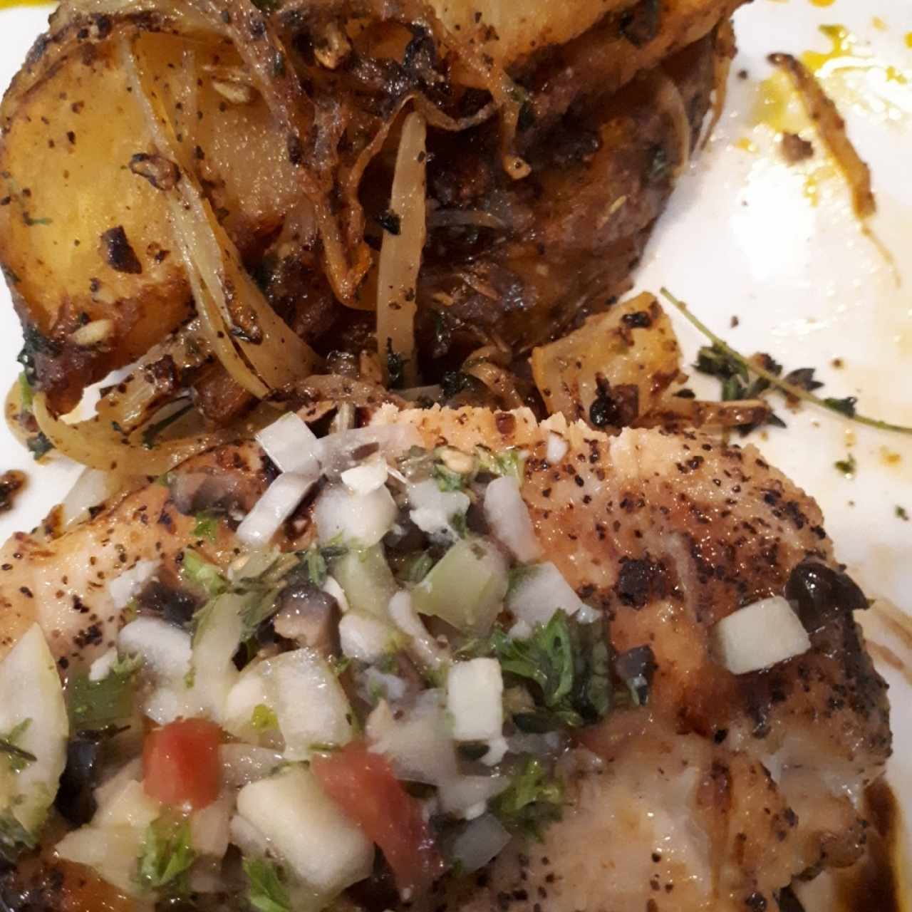 Pechuga a la griega y papas al romero