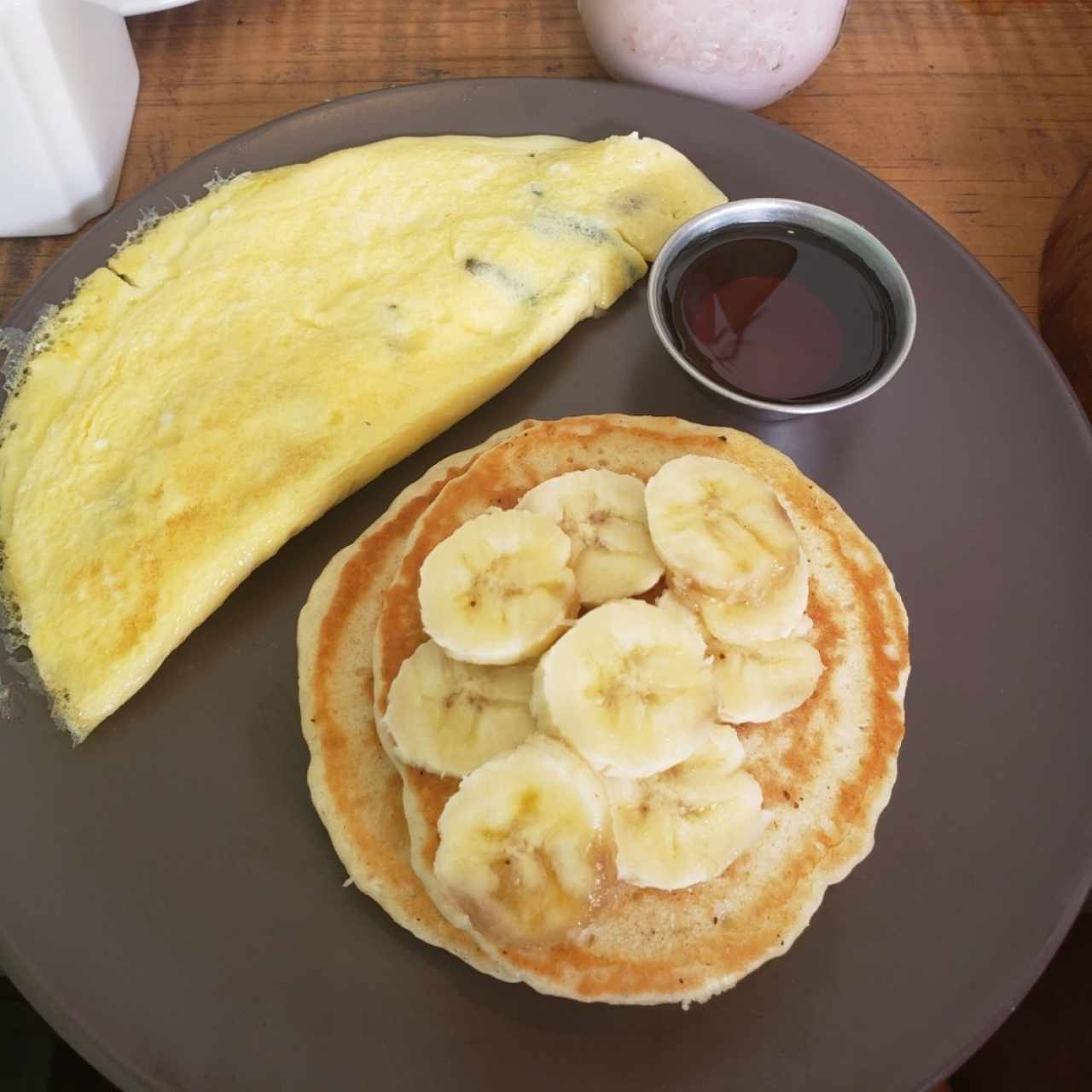 panquecas de banana y omelet de queso feta y espinaca