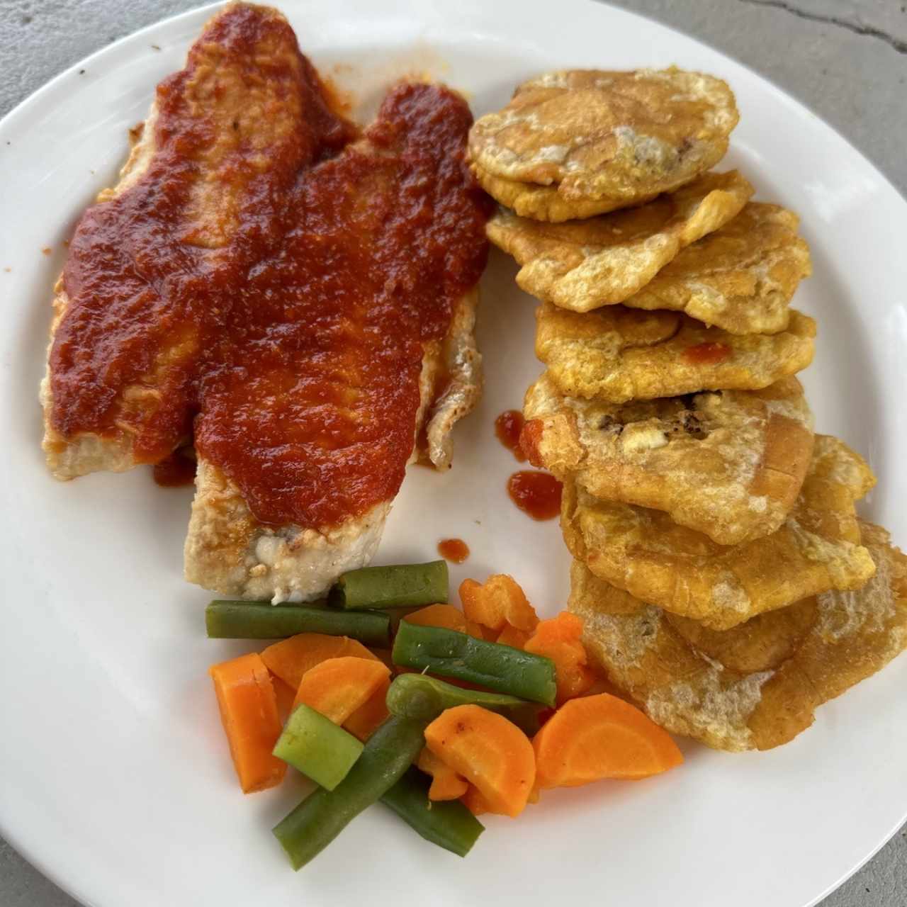 Filete de pescado a lo Macho con patacones