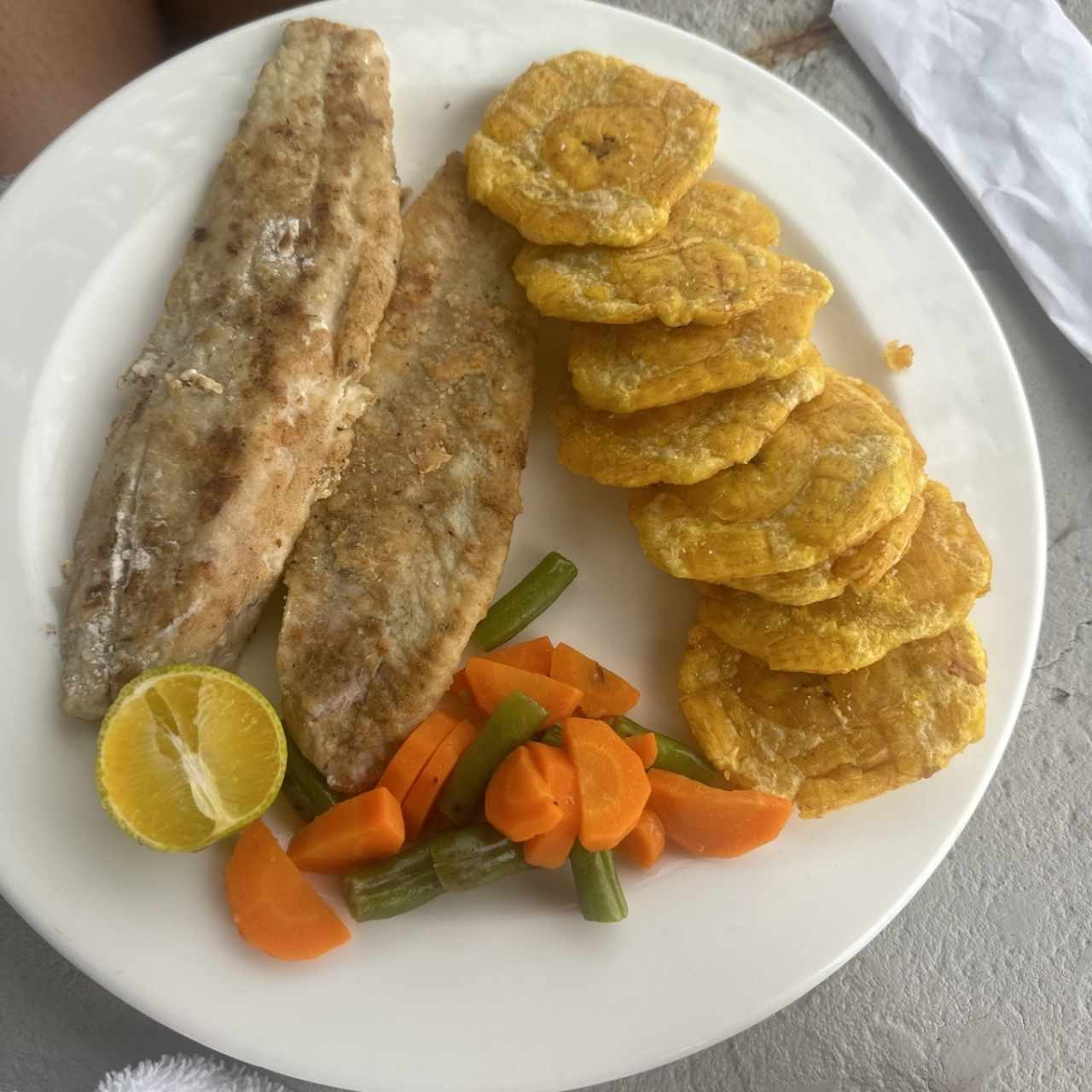 Filete de corvina a la plancha con patacones