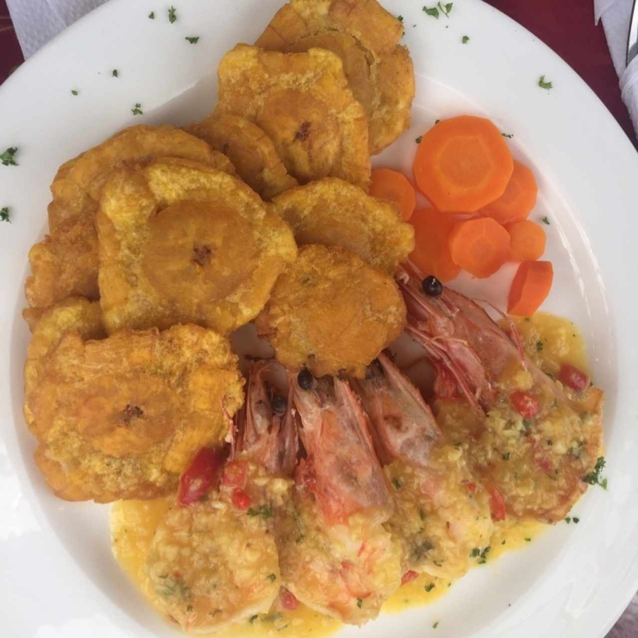 Camarones al Ajillo con Patacones