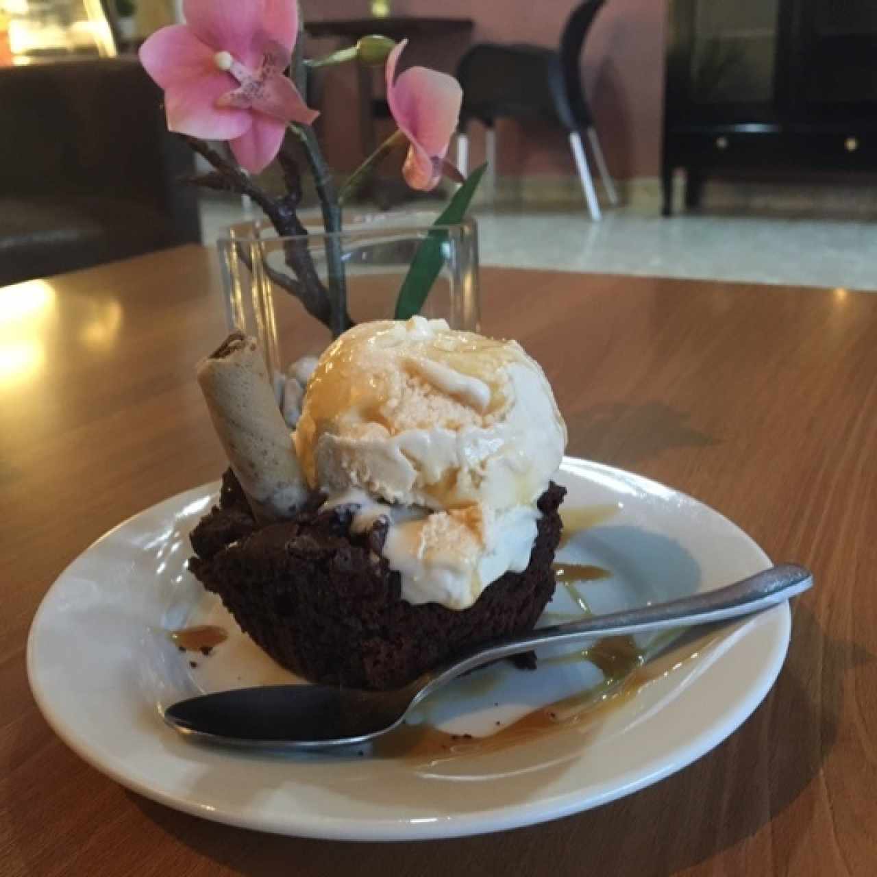 brownie y helado