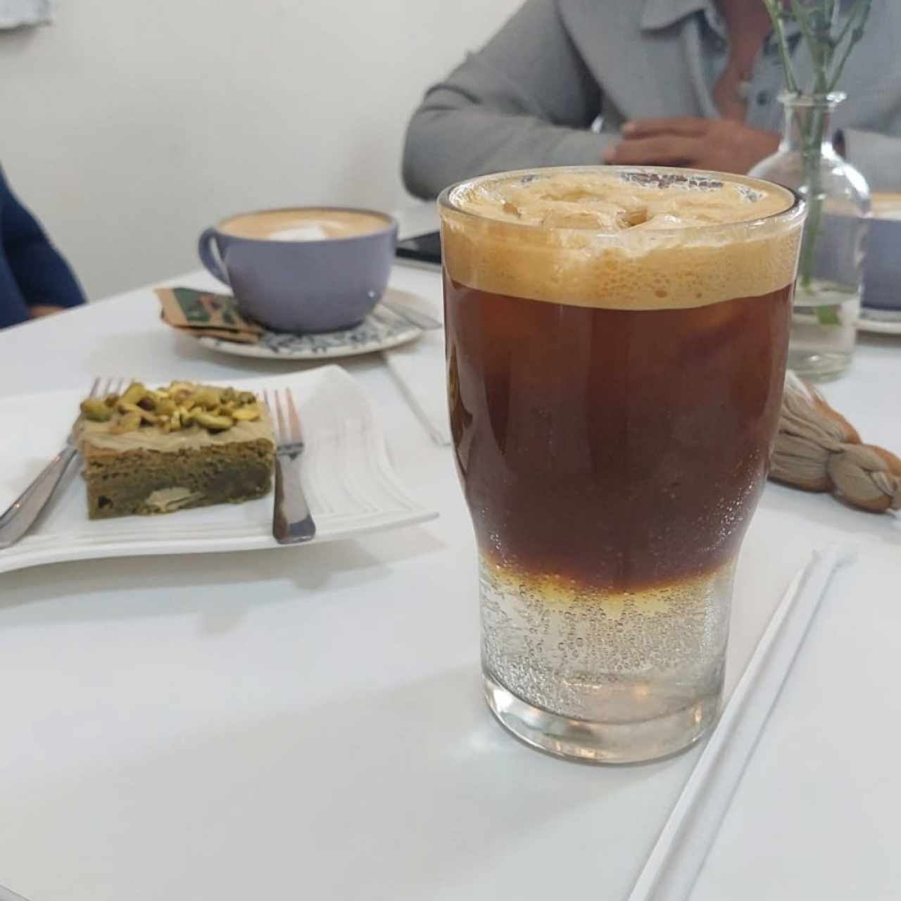 capuccino blondie de pistaño y espresso tonic