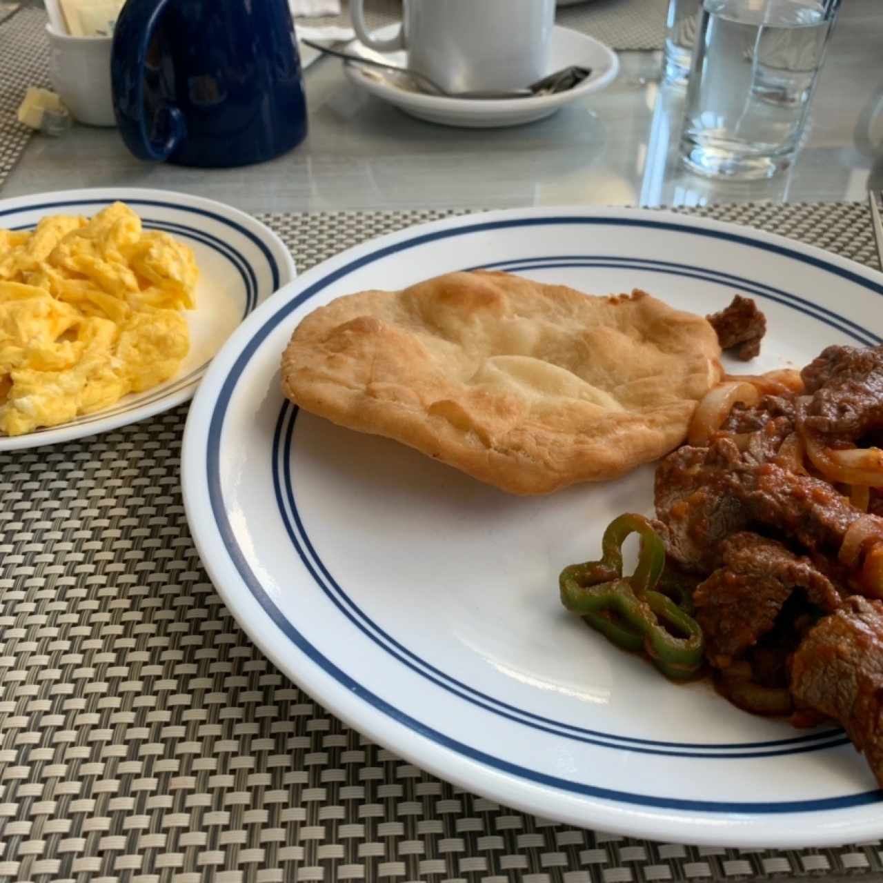 Bistec Encebollado con Hojaldre con huevos Revueltos