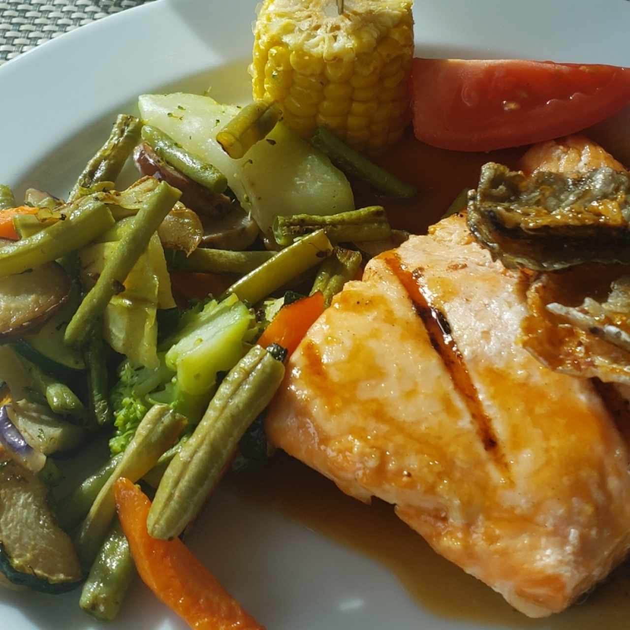 Salmon en salsa de maracuya, con vegetales salteados