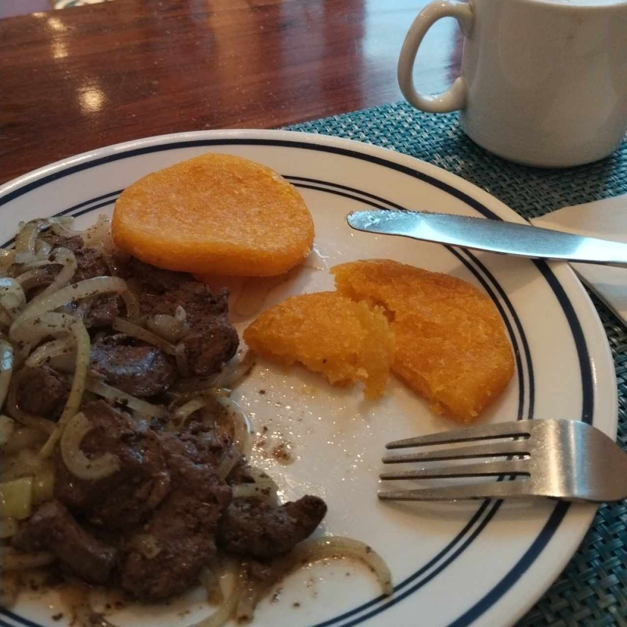 Hígado encebollado y tortillas