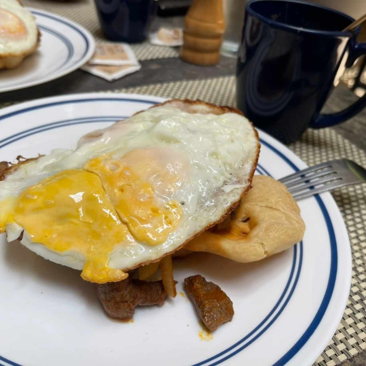 Bistec a Caballo con café