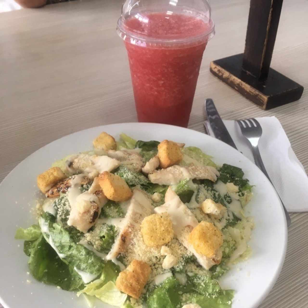 Ensalada César con Jugo de Fresa