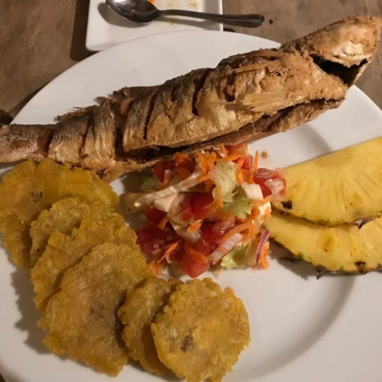 Pescado entero con patacones