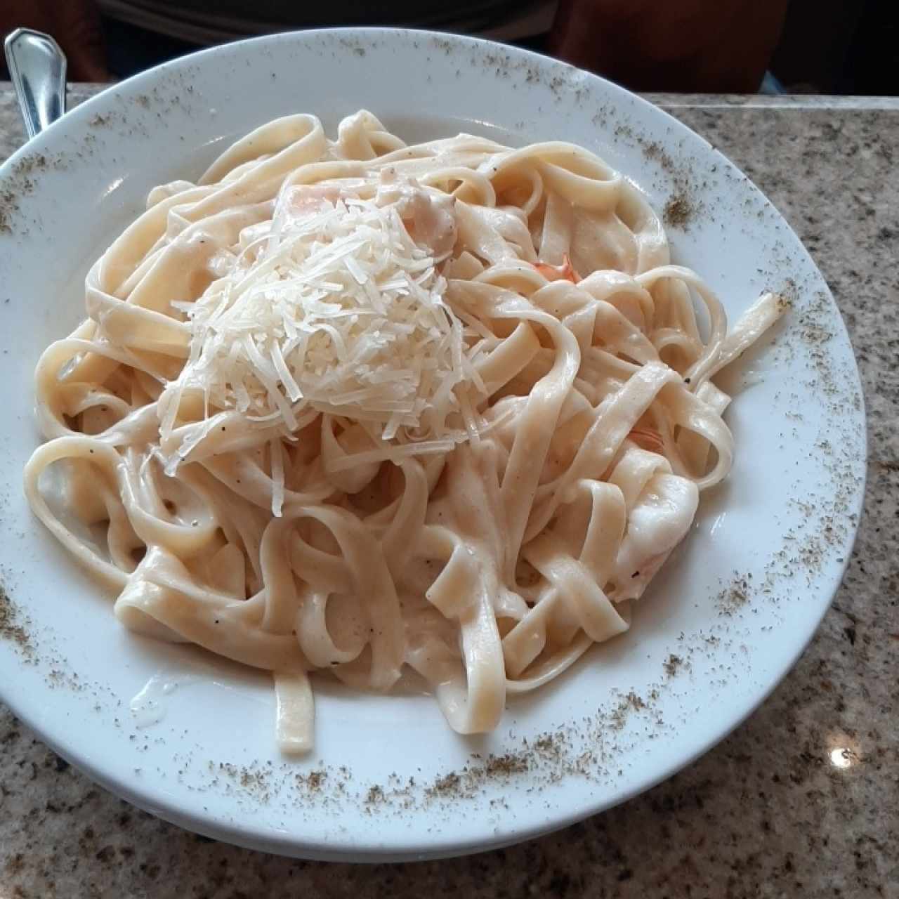 fetuccini alfredo con camarones