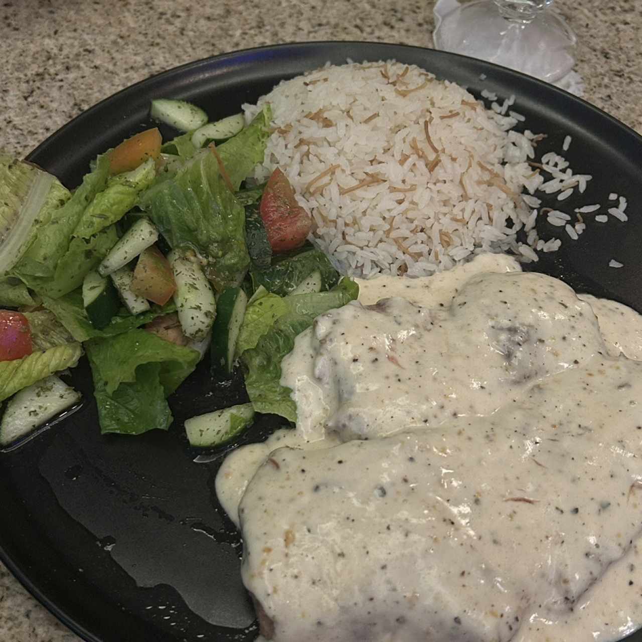 Carne a la pimienta con arroz y ensalada