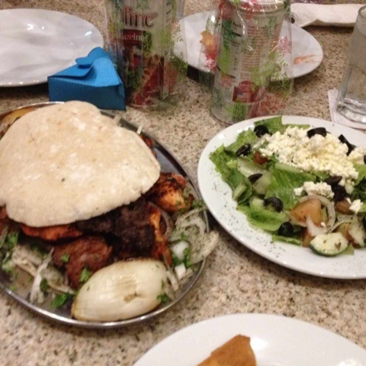 tabla de carnes con ensalada y patacones