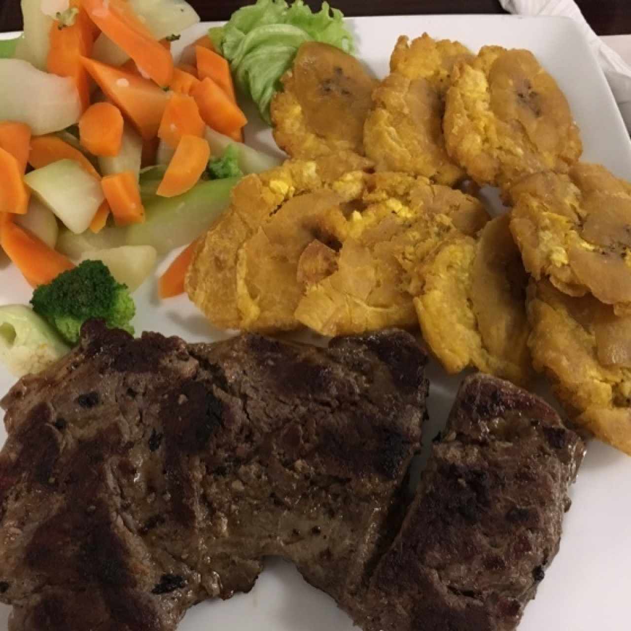 Filete de Res con patacones y vegetales hervidos