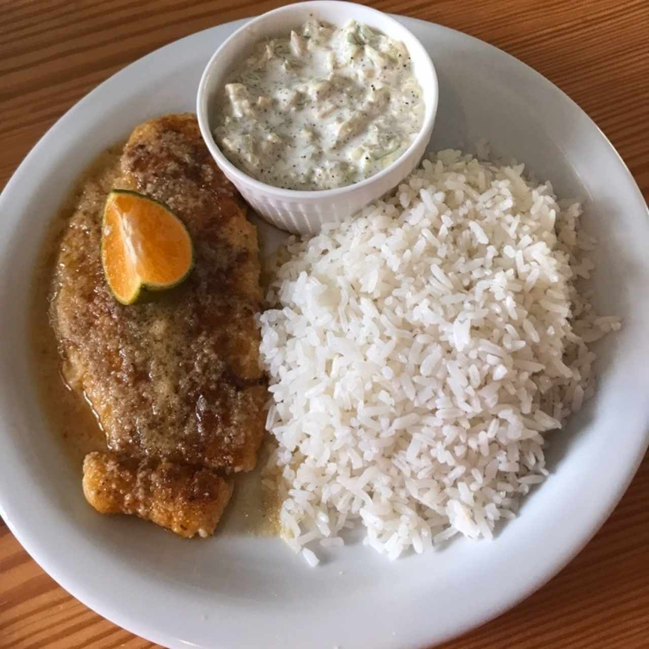 Corvina al vino con mantequilla, ajo y limon acompañada de arroz blanco y coleslaw