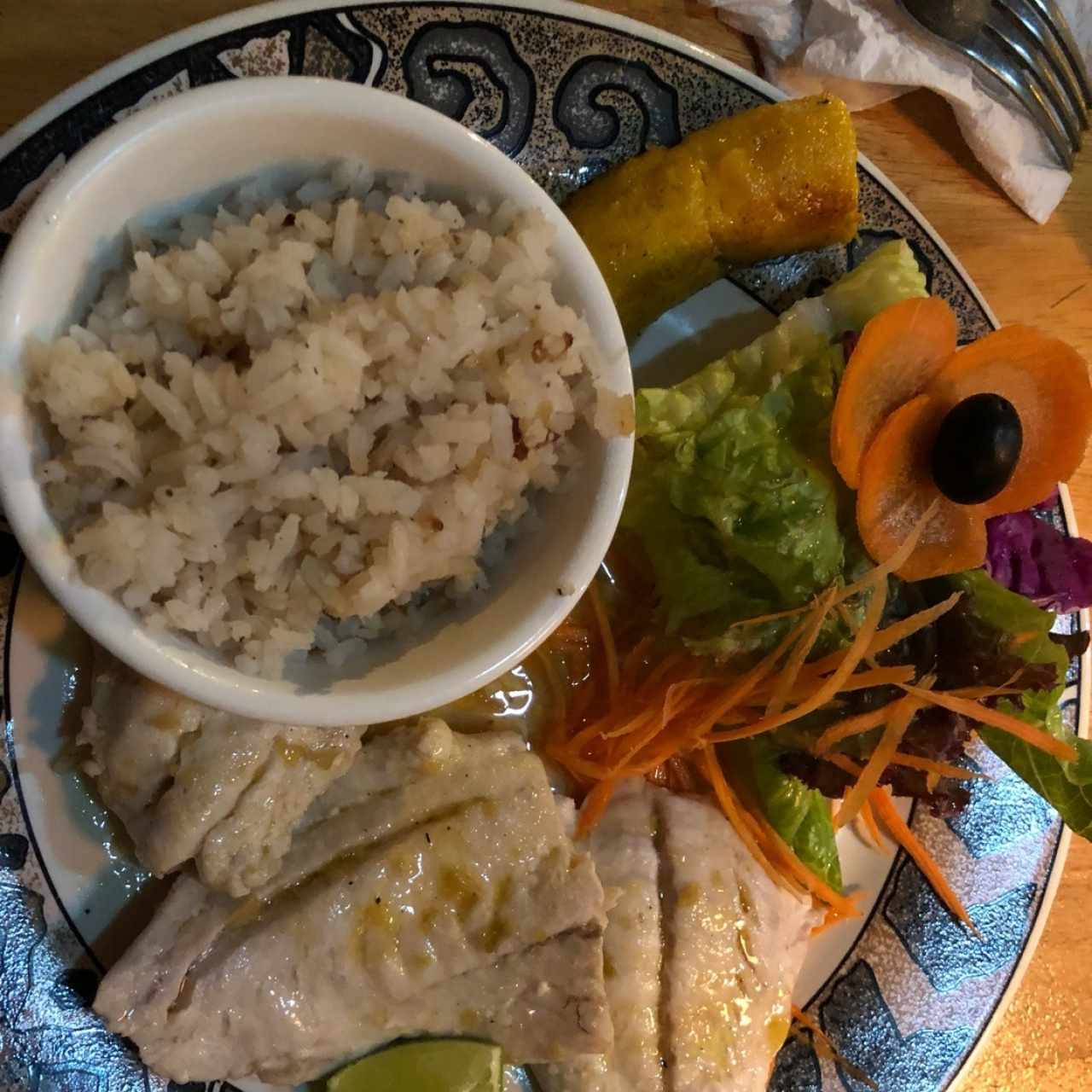 filete de pescado con salsa de ajo y arroz con coco