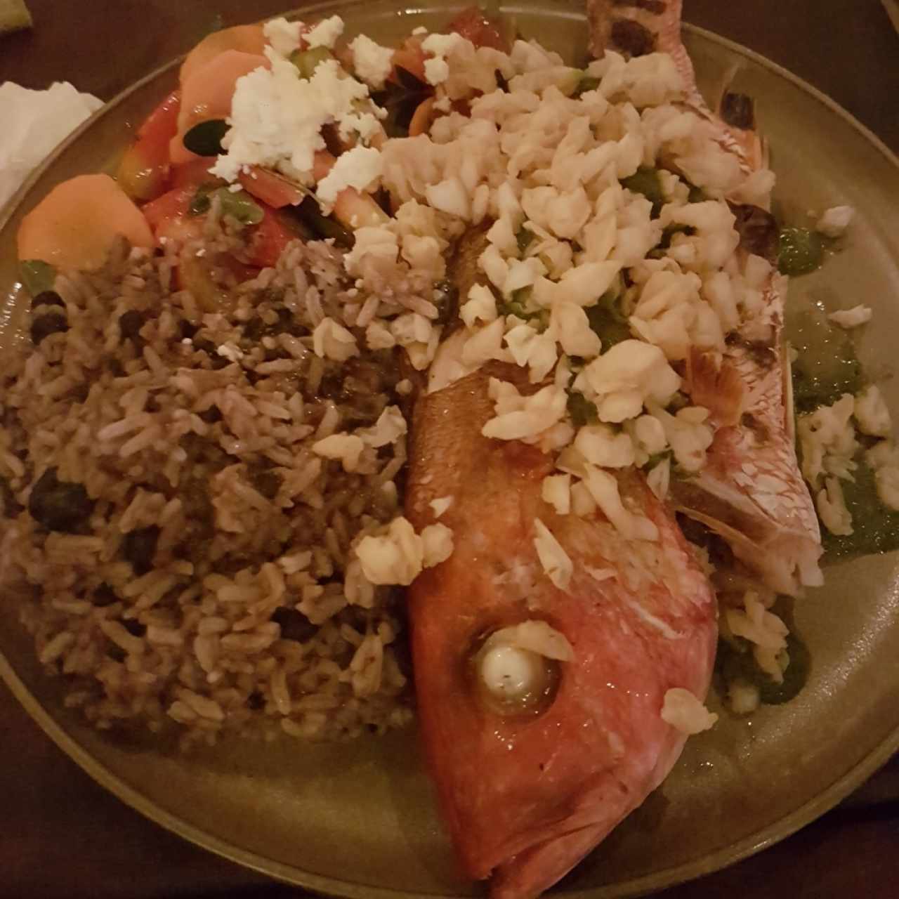 Pargo entero a la brasa con arroz con coco