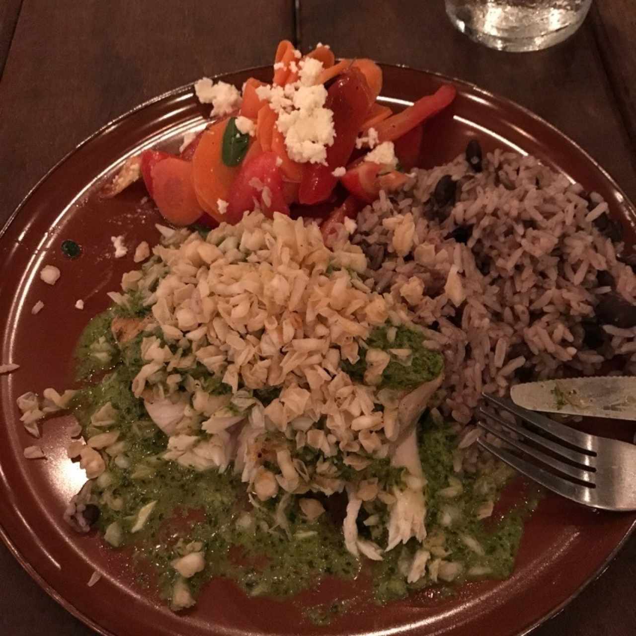 pesca del día con chicharrón de escamas y salsa de moringa