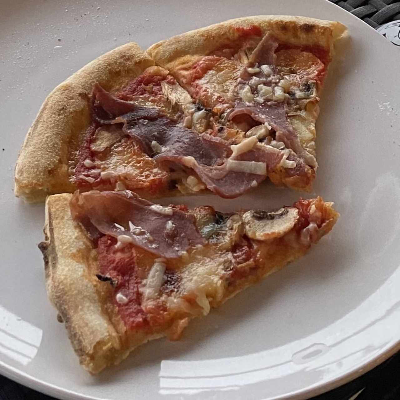 Pizza de prosciutto y hongos