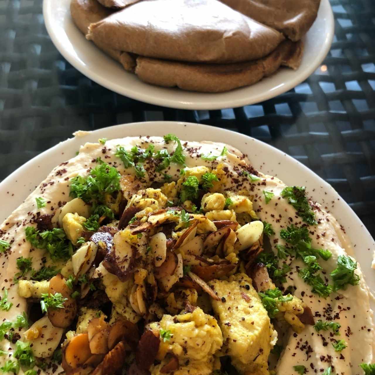 Hummus con pollo y pan pita interal.