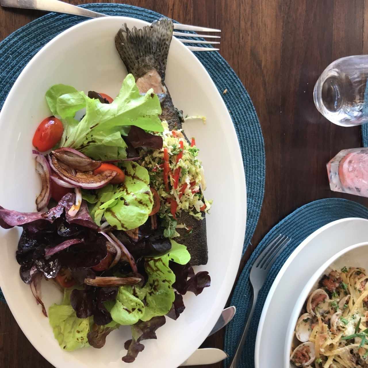 trucha al horno normalmente viene con arroz pero me lo cambiaron por ensalada