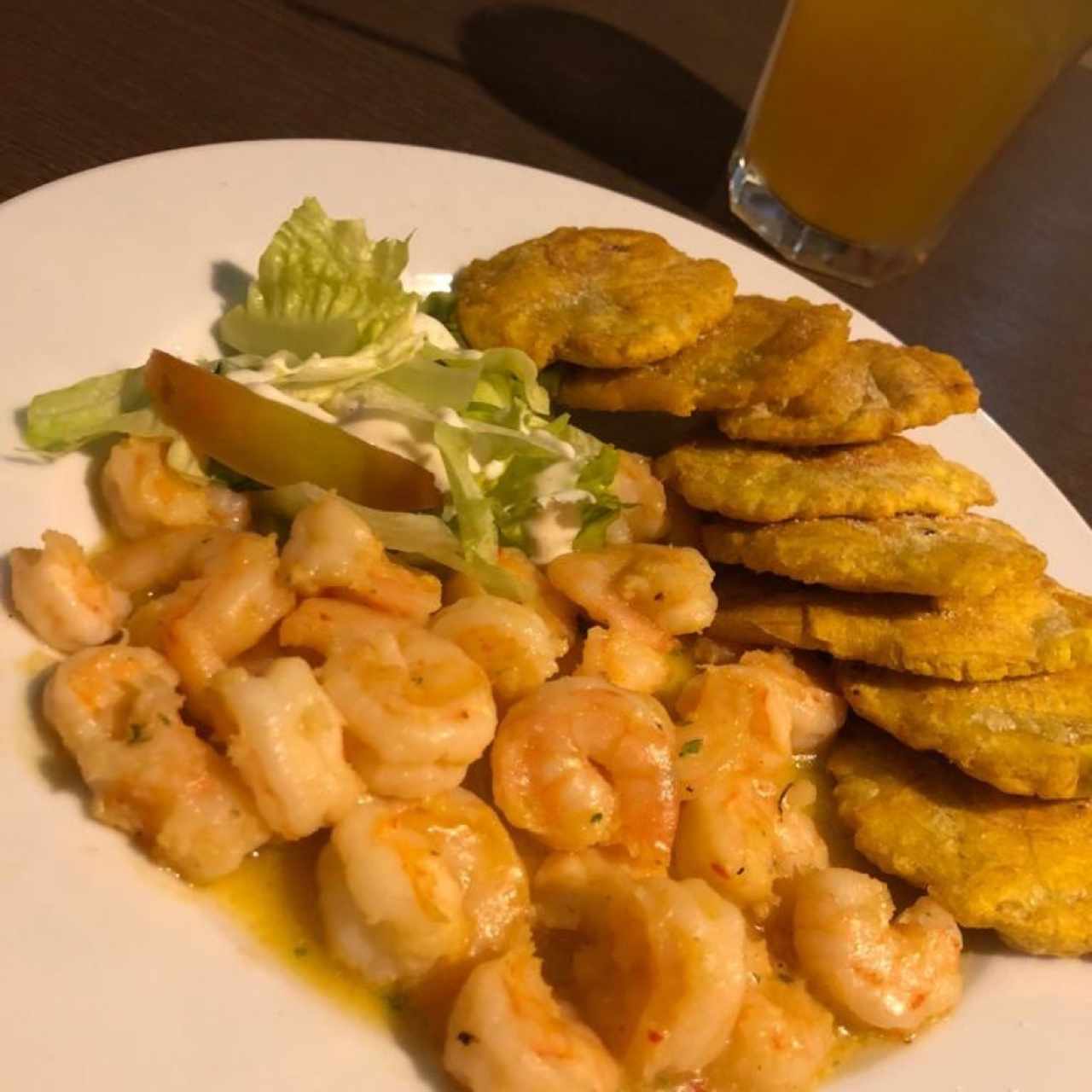 camarones al ajillo con patacones