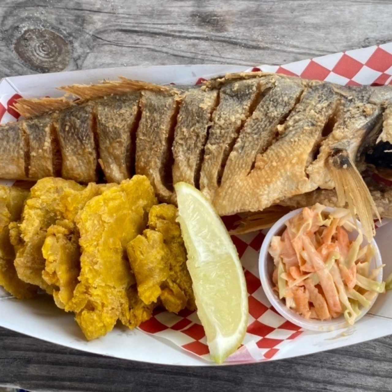 Pescado frito con patacones. 