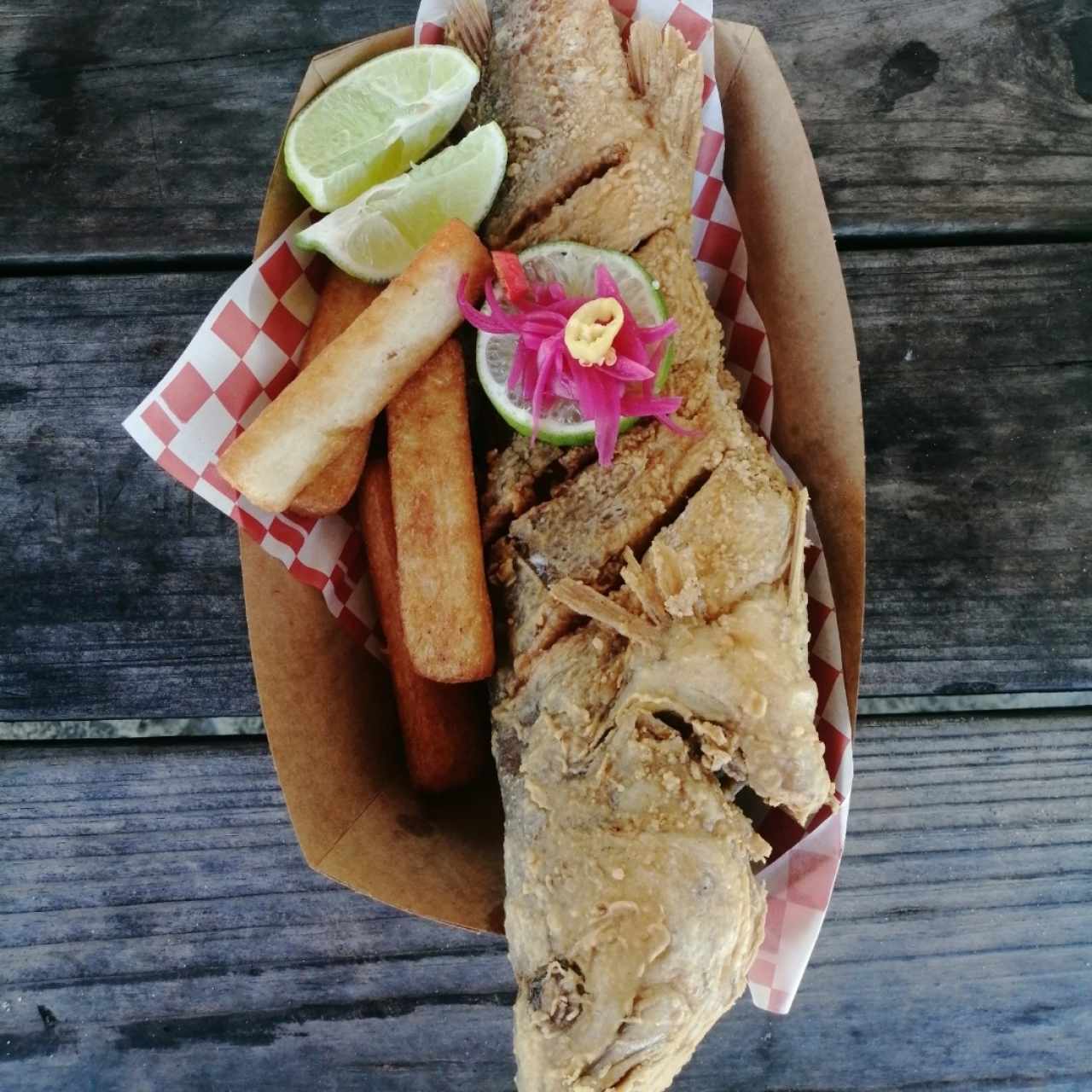 Pescado frito con yuca frita