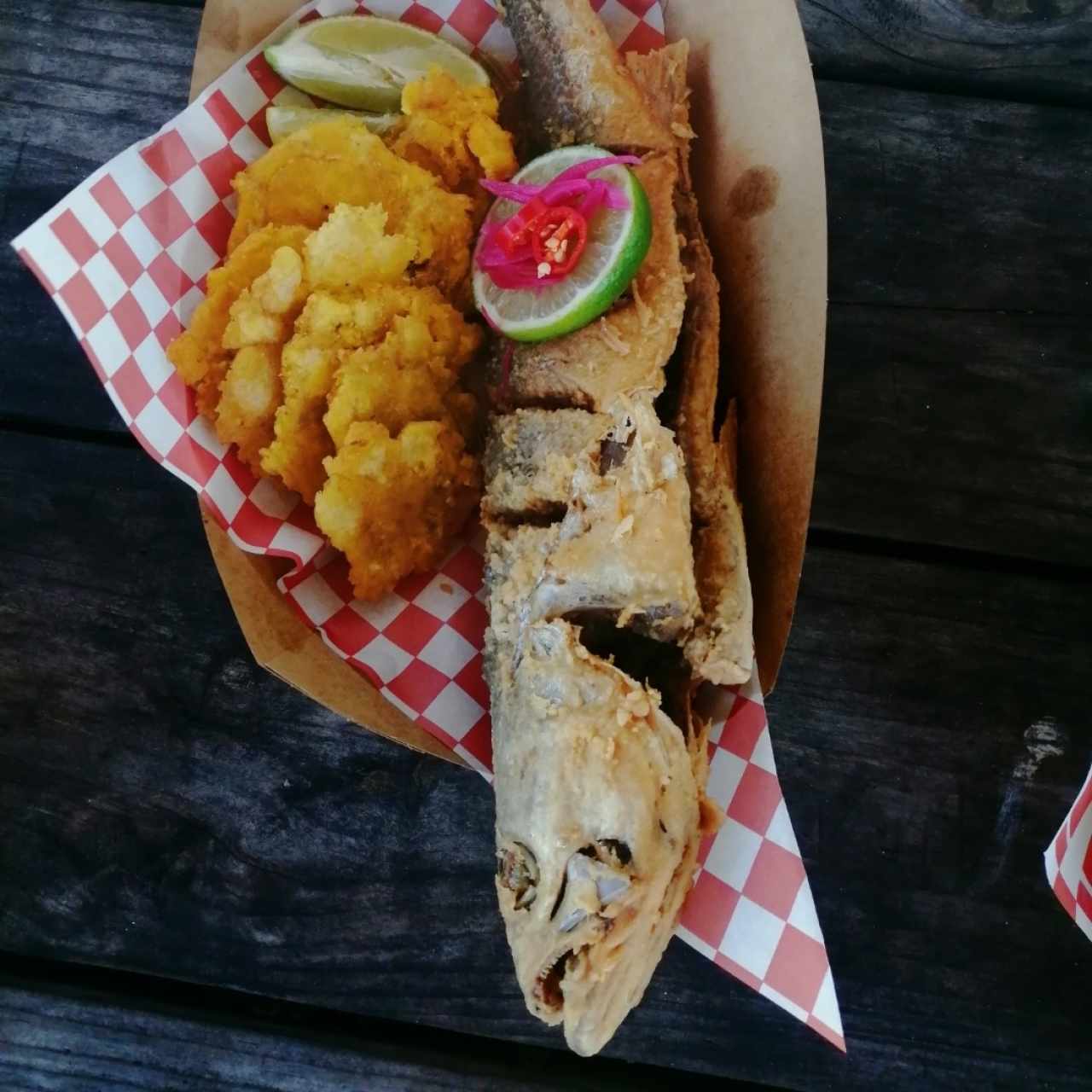 Pescado frito con patacones