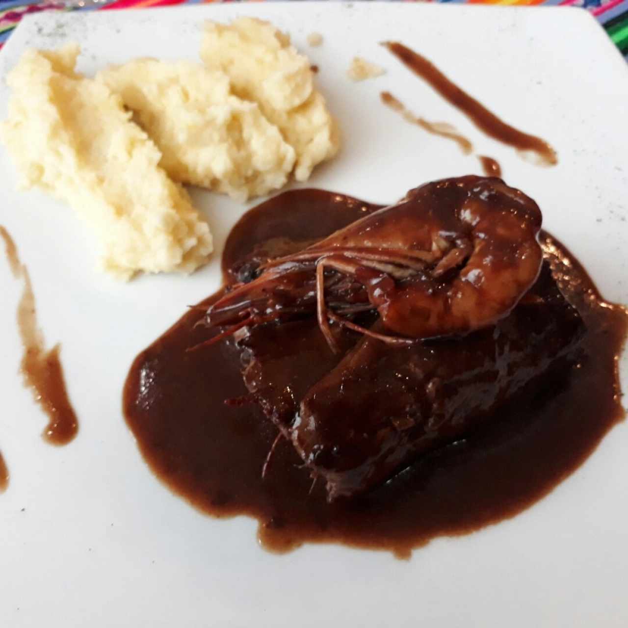 Filete de res relleno de langostinos acompañado de puré de papas