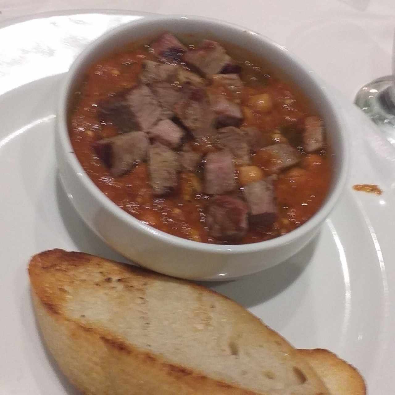 entrada de sopa de garbanzos y solomillo