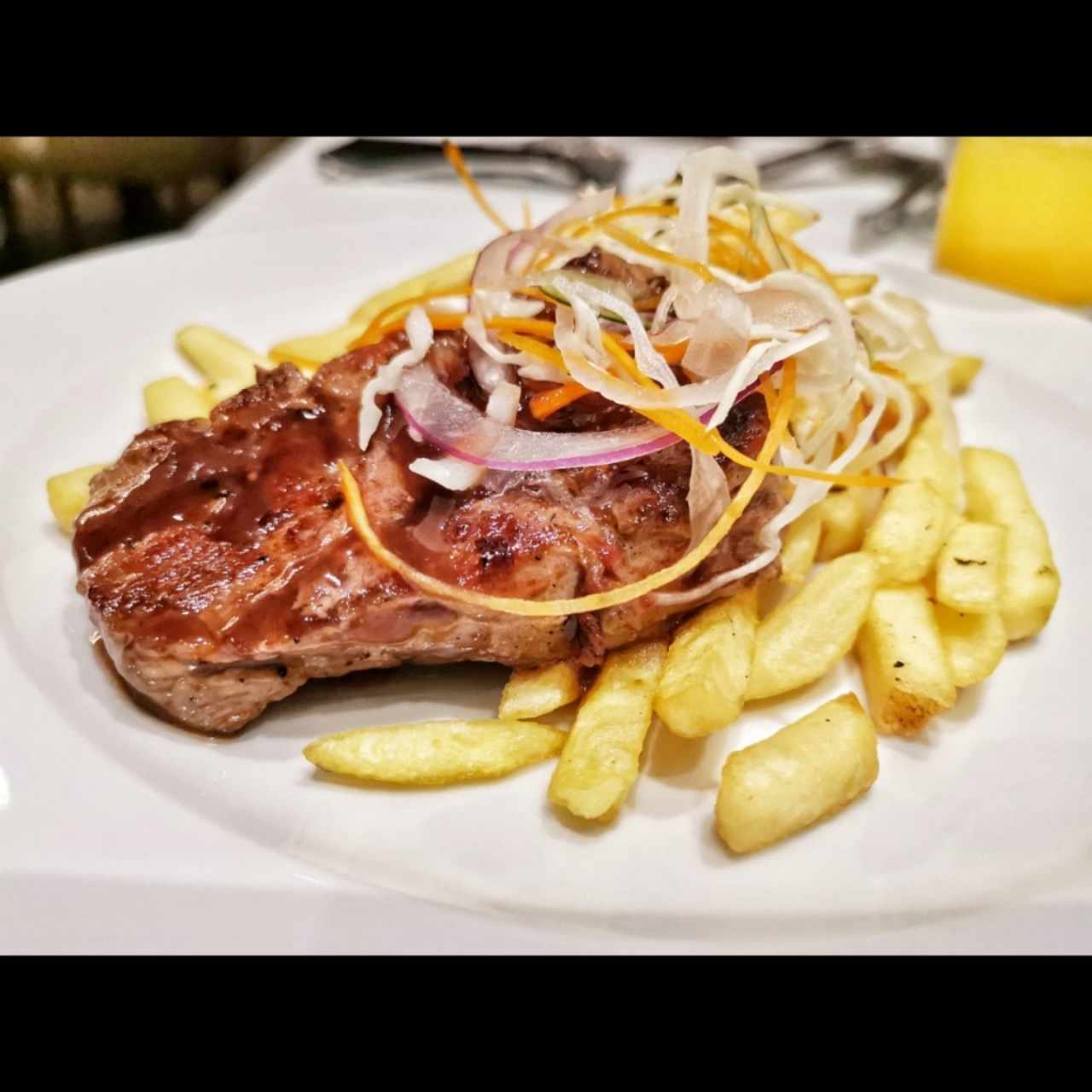 filete de res con papas fritas