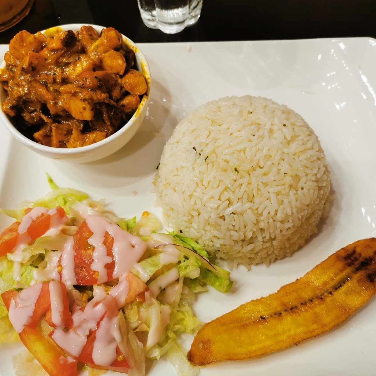 Pulpo con arroz con coco, tajada y ensalada 😋👍