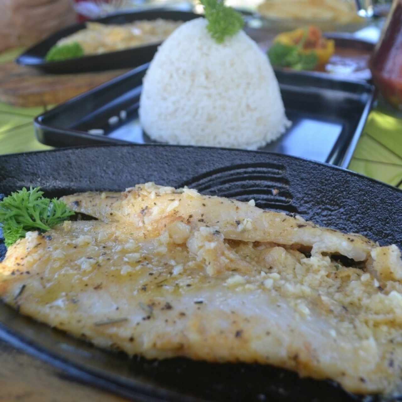 Corvina al ajillo con arroz