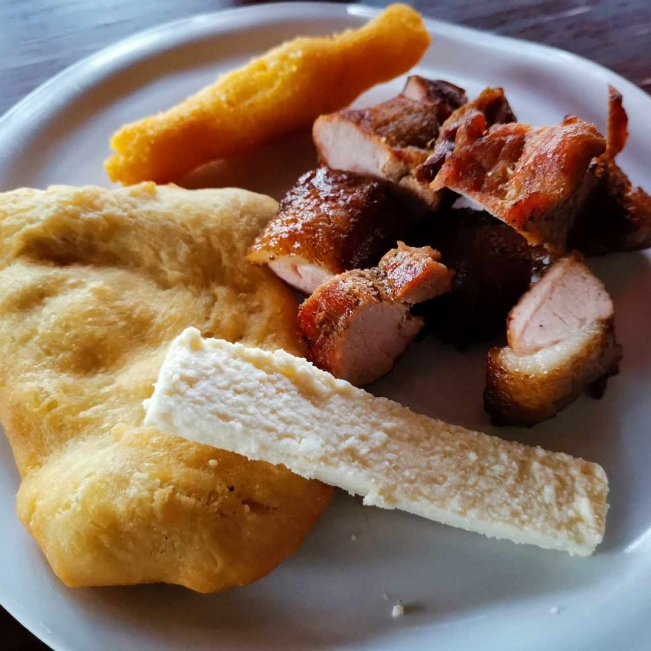 Puerco ahumado, hojaldre, queso blanco y almojabano