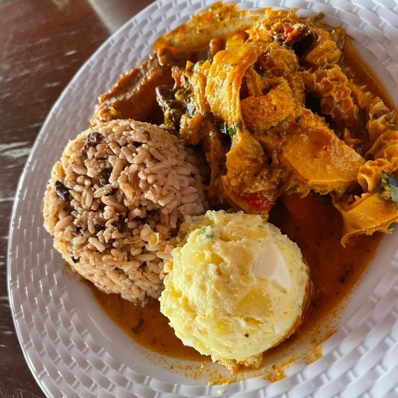 Mondongo Guisado con Arroz con Frijoles, Ensalada de Papas y Plátano en Tentación