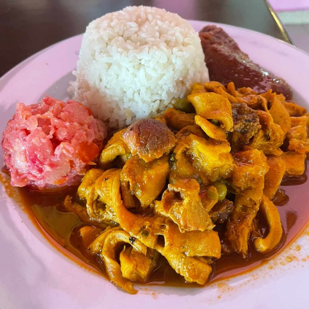 Mondongo con Arroz, Plátano en Tentación y Ensalada de Feria