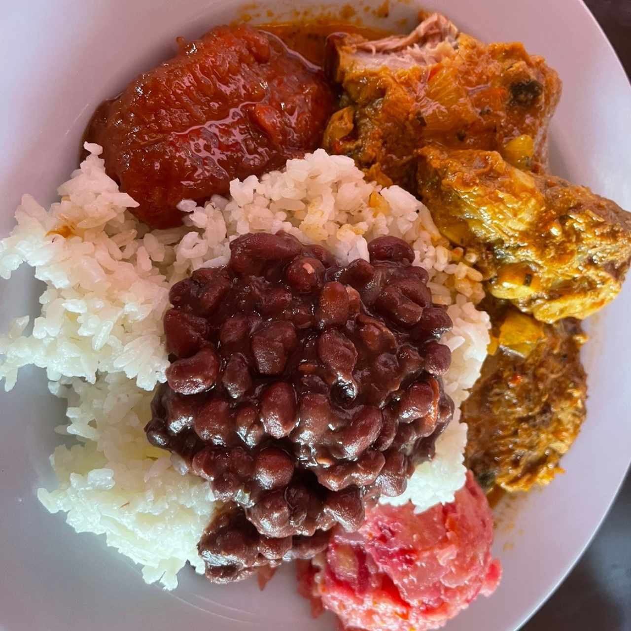 Costillas Guisadas con Arroz, Plátano en Tentación y Ensalada de Feria