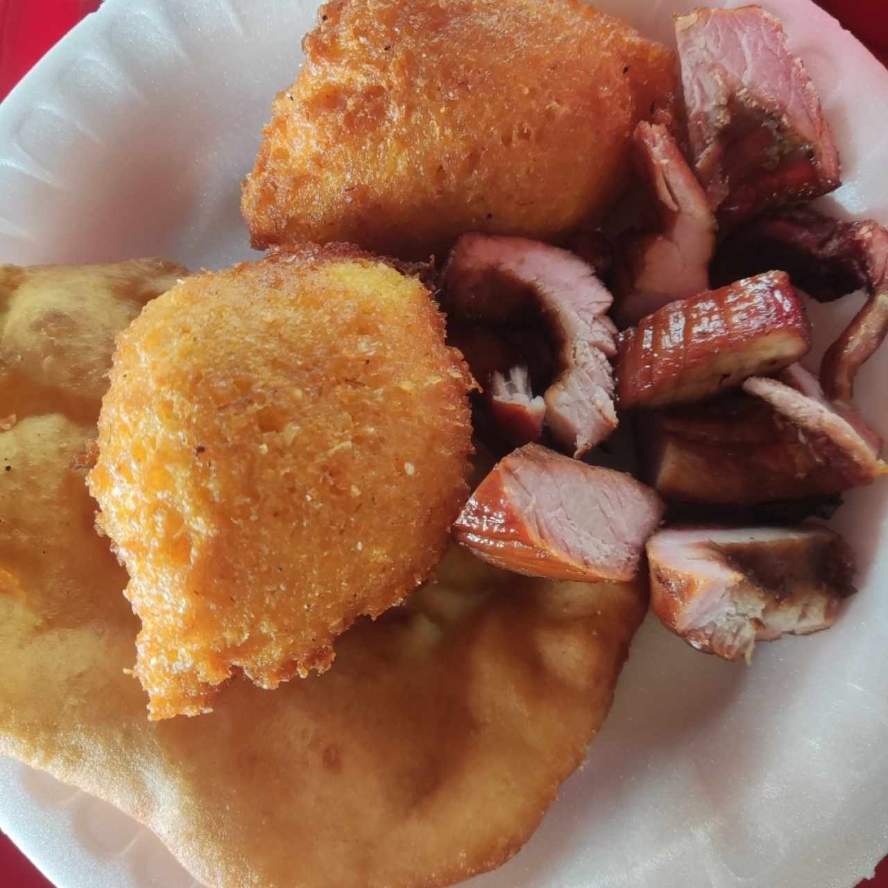 hojaldre, torrejitas de maíz, puerco asado